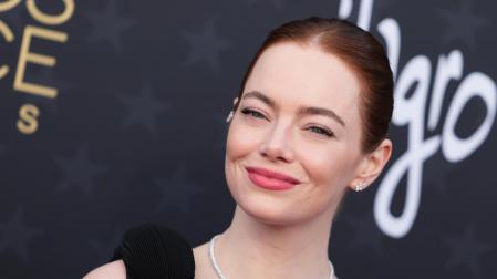 Emma Stone, mejor actriz por 'Pobres Criaturas', a su llegada a los premios Critics Choice