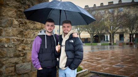Los hermanos Ekiza, Aitor (izda.) y Julen (dcha.), se enfrentaron el sábado en Mutilva con sus equipos