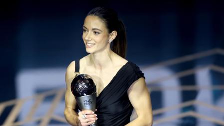 Aitana Bonmatí, con su trofeo de mejor jugadora