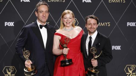 Los actores de 'Succession' posan con los Emmy