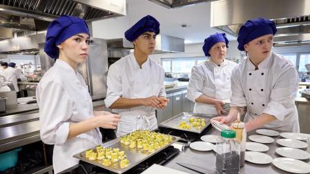25 alumnos del centro de formación profesional CI Burlada, en la rama de técnicos de cocina y gastronomía, han preparado hoy siete platos con alimentos de Producción Integrada de Navarra, acogidos bajo la marca Reyno Gourmet