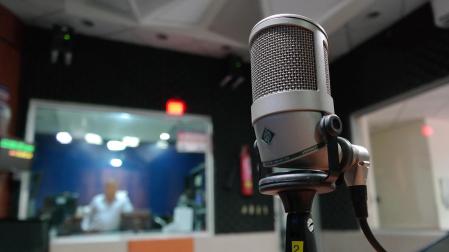 Un micrófono en un estudio de radio