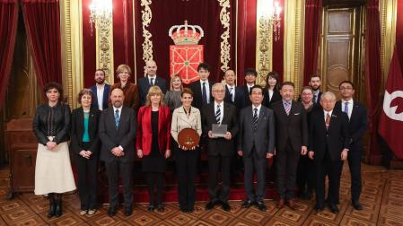 Ambas delegaciones, tras la recepción en el Salón del Trono