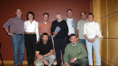 Iñaki Aldaya, tercera desde la izquierda en la fila superior, en una fotografía de 2004.
