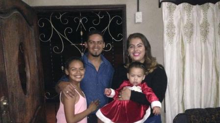 Willian Avener Alfaro, con su familia en una foto de hace unos años.