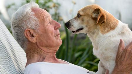 Una persona mayor con su perro