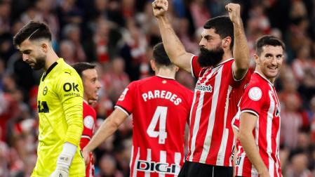 El delantero del Athletic de Bilbao Asier Villalibre (2d) celebra su segundo gol, y segundo del equipo, durante el encuentro correspondiente a los octavos de final de la Copa del Rey