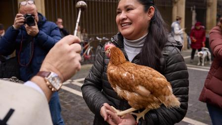 Paulina Baura posa con 'Ginger', su gallina