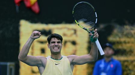 Carlos Alcaraz celebra un punto durante el partido frente al italiano Lorenzo Sonego