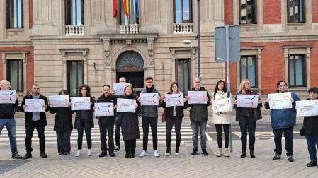 Representantes sindicales, en la concentración de este jueves frente al Parlamento foral