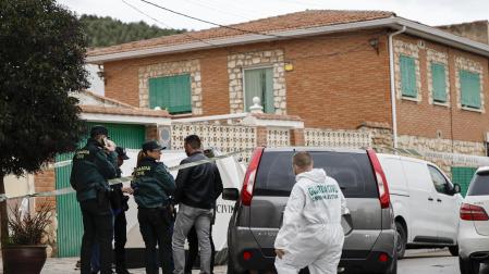 Miembros de la Guardia Civil trabajan en el lugar donde han sido hallados los cuerpos, en una vivienda de Morata de Tajuña