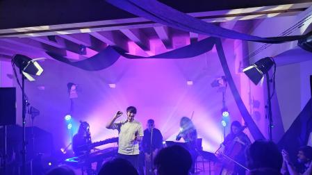 El músico tudelano Diego Caro, de pie, durante el concierto que ofreció en la Casa del Almirante