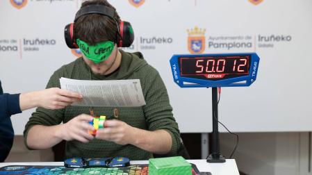 Julen Simón, presidente de la Asociación Española de Speedcubing, hace una demostración de la modalidad ciega de 3x3x3