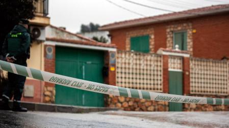 Fachada de la casa donde fueron hallados muertos los tres hermanos ancianos en Morata de Tajuña, Madrid