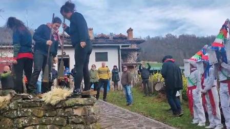 Vídeo de la kirikoketa en Lekaroz en el inicio de la temporada de sidra en Navarra
