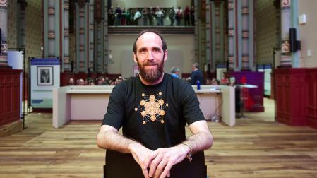 El divulgador Eduardo Sáenz de Cabezón, durante una charla organizada por la UPNA en el edificio de las Salesas, en Pamplona, el pasado noviembre
