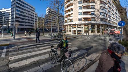 La zona prevista para ubicar la rotonda entre la calle Vuelta el Castillo, en primer término, y Monasterio de Urdax, al fondo