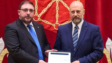 El presidente del Parlamento, Unai Hualde, y José Luis Arasti, con una tableta con los presupuestos