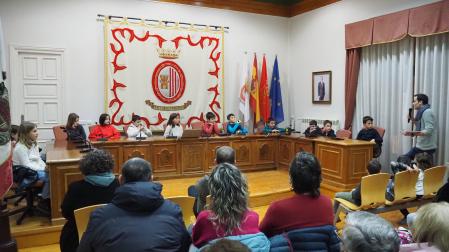 Los pequeños concejales ocuparon la mesa oficial del salón de plenos de Sangüesa, con la alcaldesa txiki, Alejandra Suescun (en el centro, de blanco), presidiendo la sesión