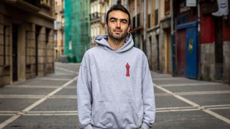 Moisés No Duerme, fotografiado en Pamplona. En su sudadera, el logo de un anterior disco, Leve