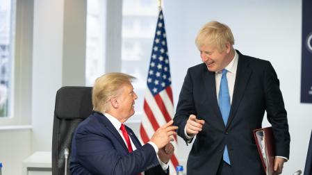 Donald Trump y Boris Johnson se saludan durante un encuentro del G7 e Biarritz en 2019