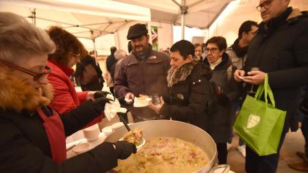 Durante la degustación se sirvieron cerca de 900 raciones de cardo en la carpa municipal.