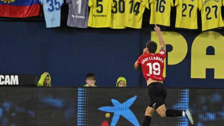 El delantero del Mallorca Javi Llabrés celebra tras marcar el gol del empate
