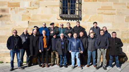 Miembros de la cofradía de Bakaiku posan en honor a San Antón