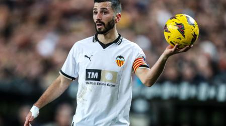 El capitán del Valencia FC, Gayá, durante el partido frente al Athletic Club de Bilbao