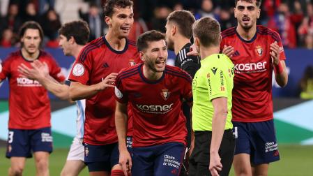 David García, ante el colegiado Hernández Hernández en una de las decisiones desafortunadas que tomó en los octavos de Copa