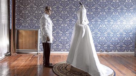 Balenciaga, encarnado por el actor Alberto San Juan, contempla una de sus creaciones más emblemáticas, el vestido de novia de la reina Fabiola de Bélgica