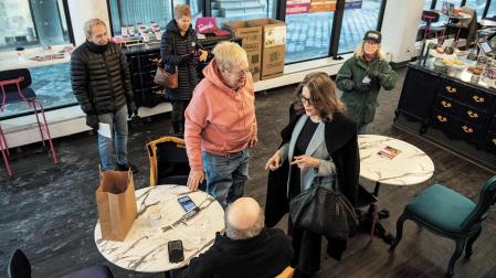Marianne Williamson dialoga con varios seguidores en  un acto de campaña celebrado en el Café de Concord, en New Hampshire