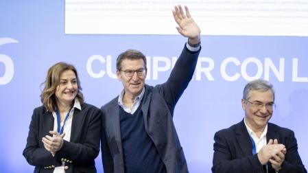 Elena Rivo, Alberto Núñez Feijóo y Luis Menor, este sábado durante la clausura la XXVI jornada interpalamentaria que, bajo el lema 'Cumplir con la palabra', cierra en Ourense sucesor en la Xunta, Alfonso Rueda, que aspira a ser reelegido el próximo 18 de febrero