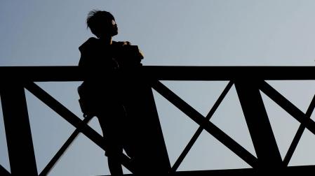 Un niño solo en un puente