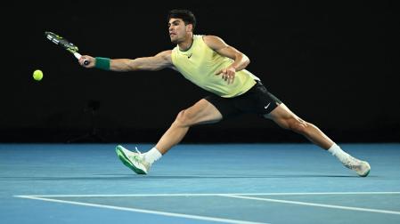 El tenista Carlos Alcaraz en una jugada del partido de octavos de final del Abierto de Australia que le ha enfrentado al serbio Miomir Kecmanovic