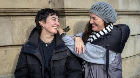 María Dain (izquierda) y Natalia Ardanaz, en la Plaza del Castillo