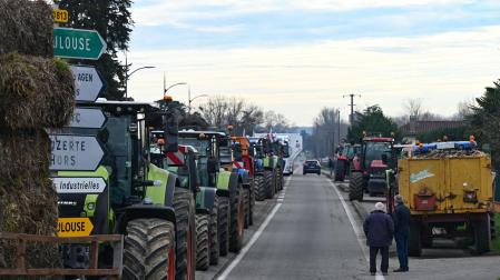 Agricultores franceses participan en una manifestación con sus tractores en Valence d'Agen, sur de Francia