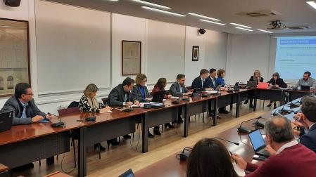 Representantes de empresas, organizaciones y entidades de la Comunidad Foral, en la primera Mesa de Trabajo de la Industria, dedicada a Gobernanza