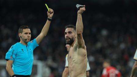 El defensa del Real Madrid Dani Carvajal (c) celebra su gol ante el Almería
