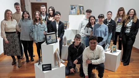 Alumnado de 1º y 2º del bachillerato artístico, junto con sus profesores, en una de las zonas de la exposición que han preparado