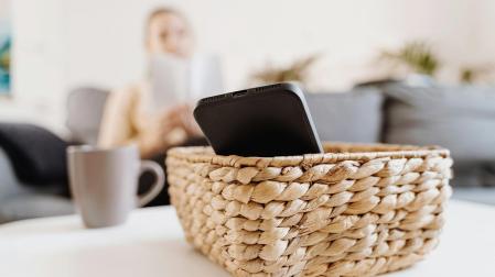 Un teléfono móvil "descansa" en una cesta./