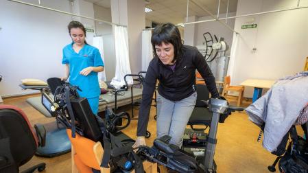 Imágenes de una terapia con exoesqueleto en la Asociación de Esclerosis Múltiple de Navarra