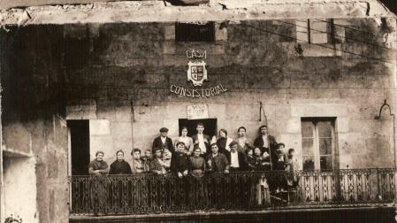 Instantánea de enero de 1934, con la antigua sede del Ayuntamiento que albergó la primera biblioteca.