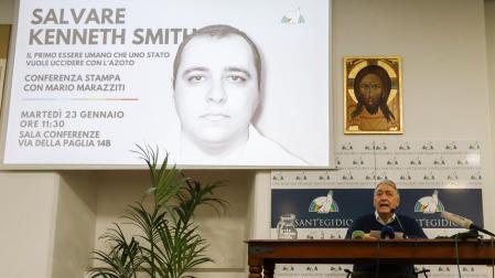 El cofundador de la Coalición Mundial contra la Pena de Muerte y miembro de la comunidad de San Egidio, Mario Marazziti, ofrece una rueda de prensa en Roma, Italia, donde denunció el método con el que será ejecutado el preso estadounidense Kenneth Smith