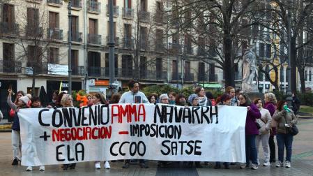 Protesta de los trabajadores de Amavir frente el Parlamento foral para expresar su protesta por el "bloqueo" en la negociación del convenio colectivo