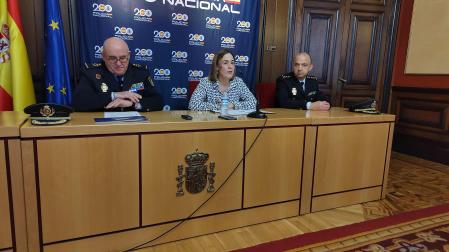 De izda a dcha; José María Borja, jefe de la Policía Nacional, Alicia Echeverría, delegada del Gobierno, y Raúl López Miguel, comisario de Seguridad Ciudadana.