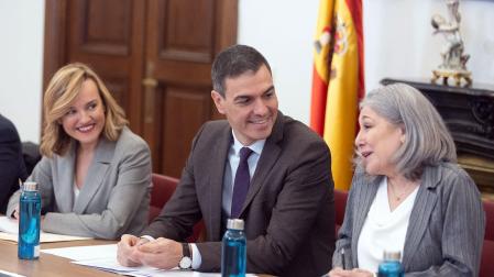 La ministra de Educación, Formación Profesional y Deportes, Pilar Alegría (i), el presidente del Gobierno, Pedro Sánchez, y la presidenta de la Comisión Permanente del Consejo Escolar del Estado, Encarna Cuenca (d), durante la reunión con el Consejo Escolar del Estado