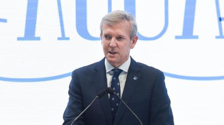El presidente de la Xunta de Galicia, Alfonso Rueda, durante la rueda de prensa en el estand de Galicia en FITUR
