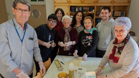 Parte del alumnado y los mayores en la preparación de uno de los platos en San Jerónimo