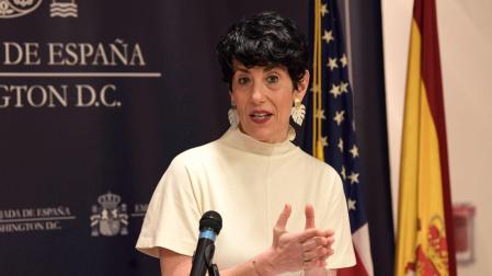 La ministra de Inclusión, Seguridad Social y Migraciones, Elma Saiz, habla durante una rueda de prensa en la sede de la Embajada española en Washington